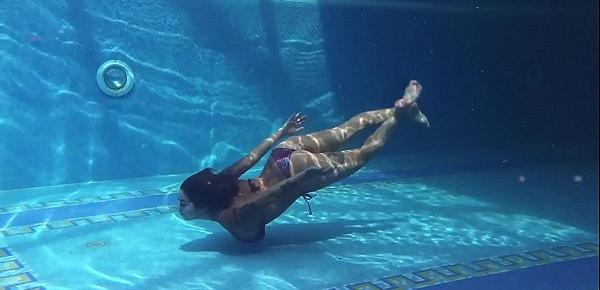  Heidi Van Horny big tits and ass underwater